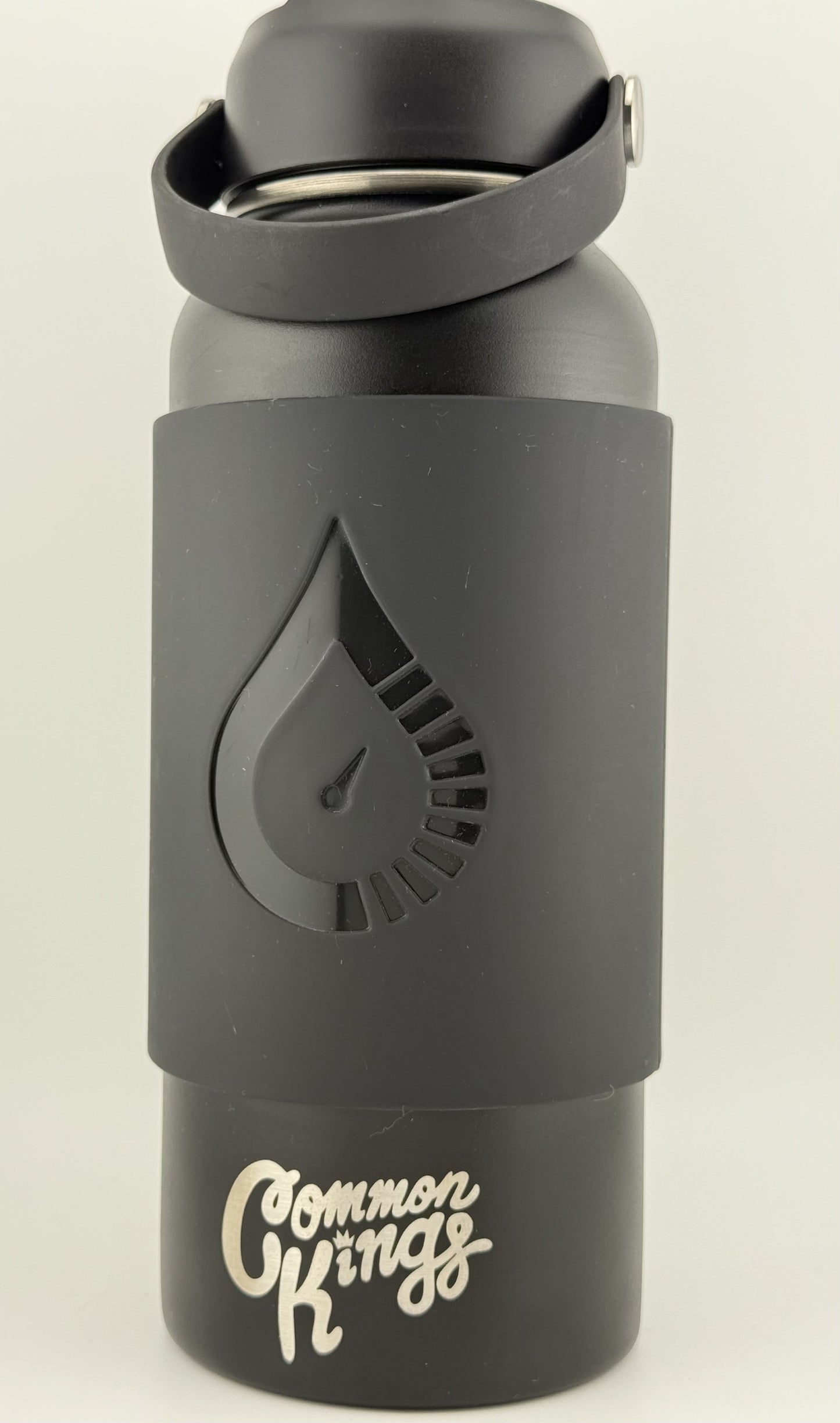 COMMON KINGS Special Edition Magnetic Bottle X Fuelstation Sleeve