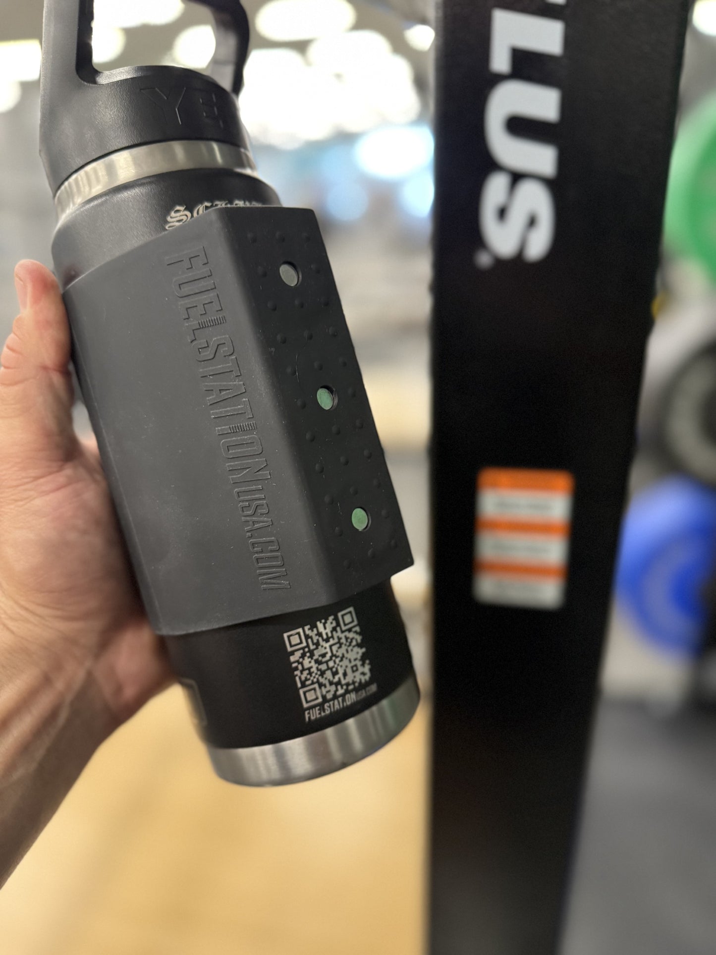 MIDSIZE - Black Magnetic Sleeve (FITS the slimmer bottles) FITMENT = YETI 26oz / Owala 32oz / Stanley 30oz Tumbler